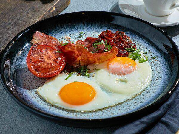 ChaCha - Яичница глазунья с печеной фасолью, томатами и беконом