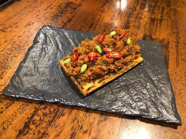 Hamilton's pub - Вафля с чили кон карне