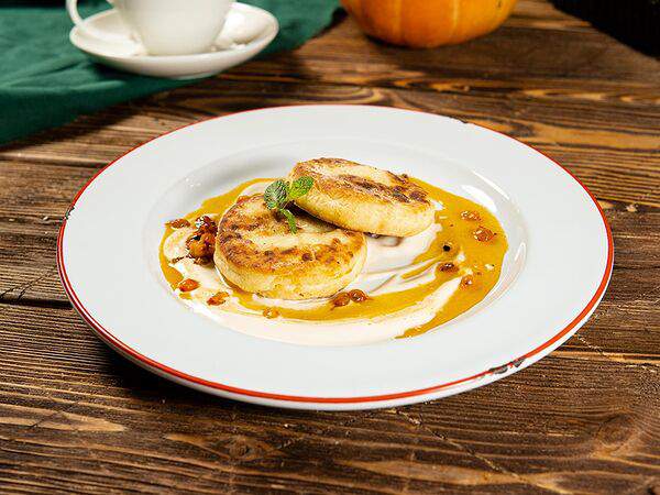 Gastro Pub Hooligans - Сырники в облепиховом соусе с гелем манго и сметаной