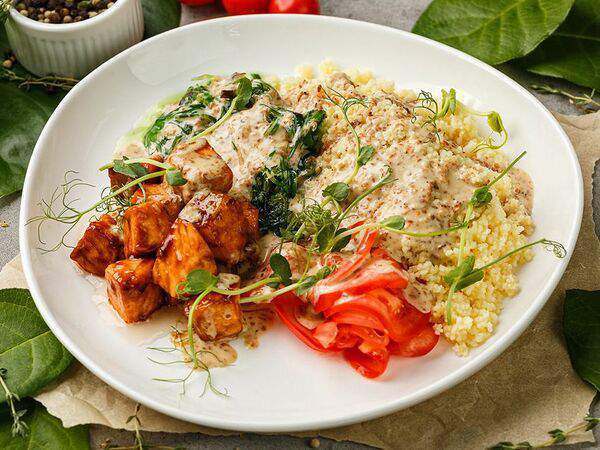 Вэлфед - Поке с жареным лососем и кускусом