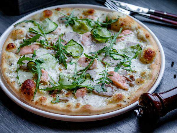 Winenot - Пицца с лососем и тунцом