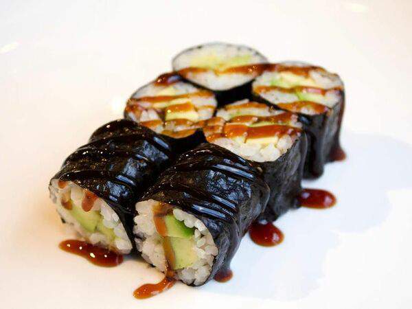 Море в коробке - Маки ролл с авокадо