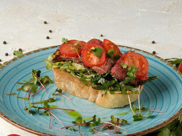 Гранат - Брускетта с ростбифом и руколой