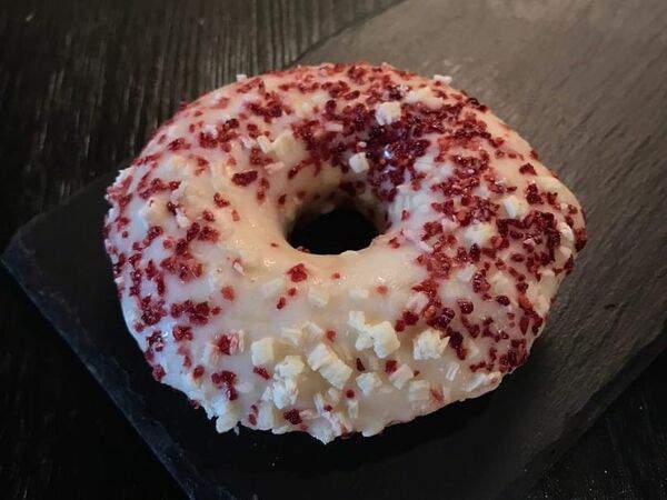 Пекарня Буханка - Донат клубничный с белым шоколадом