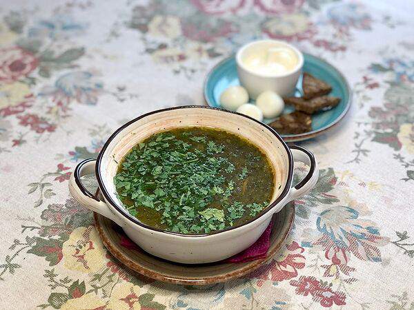 Оливье - Зелёный борщ с телятиной, сметаной и перепелиными яйцами