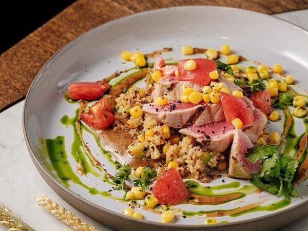 Брюссель - Стейк из тунца с киноа и кукурузой