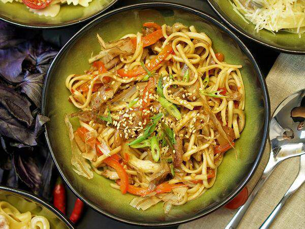 Yellow Cafe - Удон со свининой и овощами