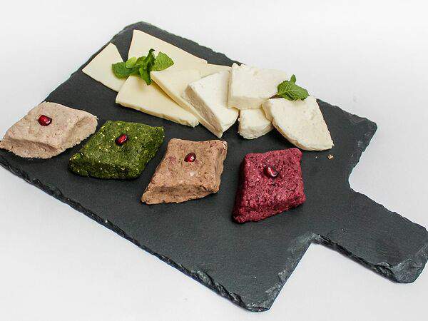 Пиросмани - Тарелка с холодными закусками