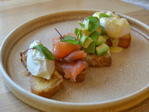 Кофейня Pankoff Bakery - Брускетта с авокадо, сёмгой и яйцом пашот