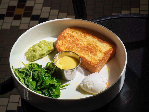 Bisou Bisou Bistro - Пашот с бриошью, шпинатом