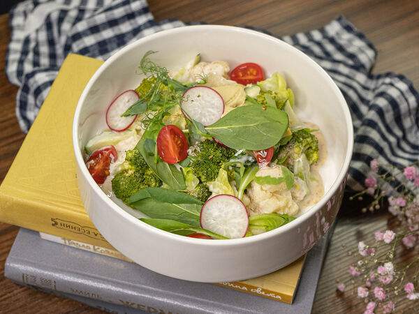 Дело не в вине - Салат с хумусом и брокколи