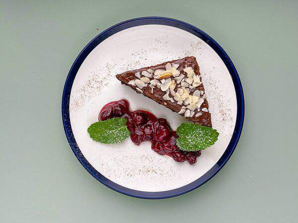 Рыбка моя - Брауни с вишнёвым соусом