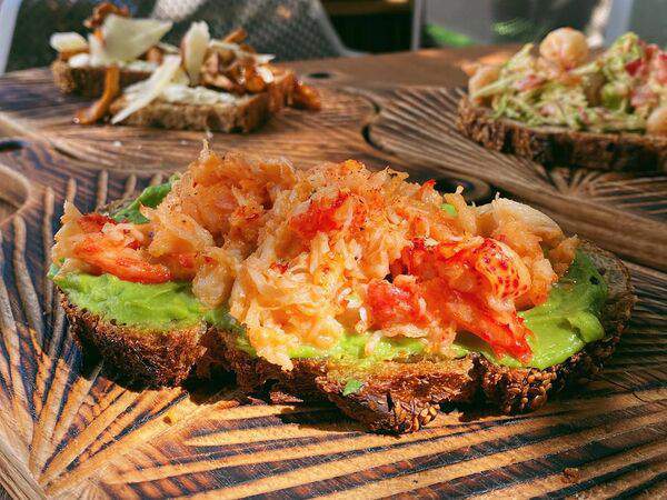 Ресторан и бистро "Чаща" - Брускетта с крабом и авокадо