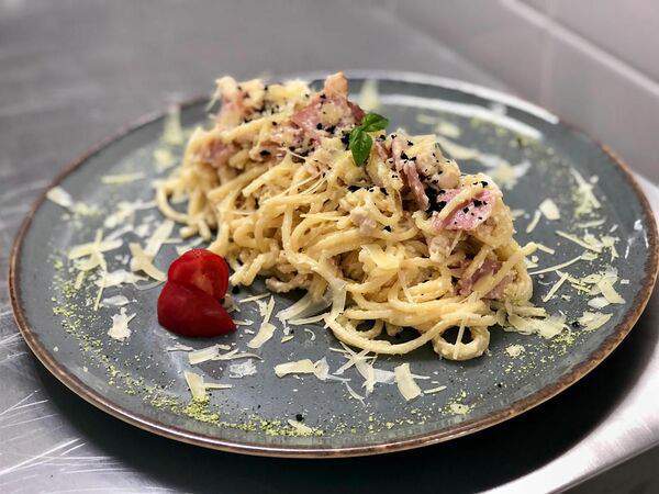 Ресторан Амо - Карбонара с беконом и цыпленком