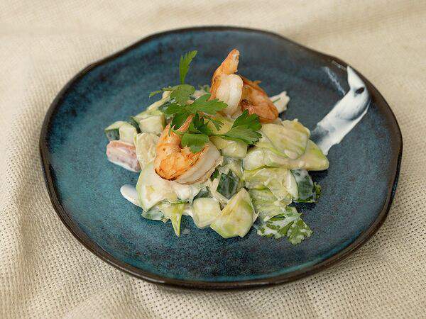 Кафе Театральное - Овощной салат с креветками и авокадо