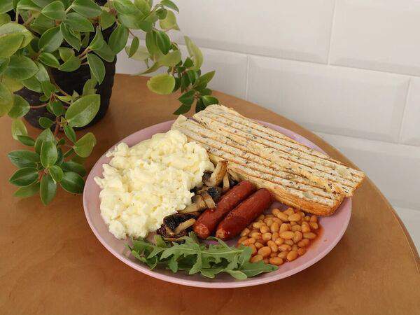 Люблю Кофе - Скрамбл с колбасками, фасолью и грибами