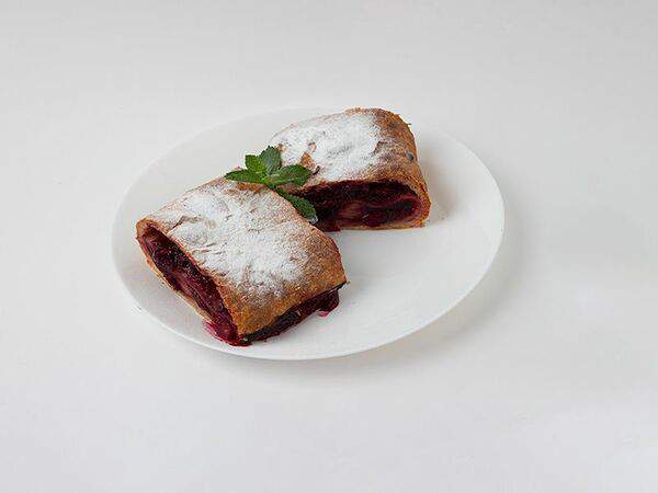 Кулинария прямо как дома - Штрудель с вишней