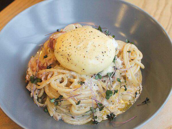 Pankoff Bakery - Паста с беконом и яйцом пашот