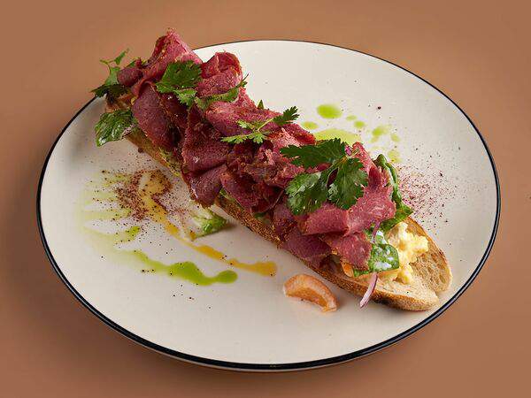 Игрушки - Скрэмбл с пастрами с перцем рамиро и халапеньо на домашнем багете