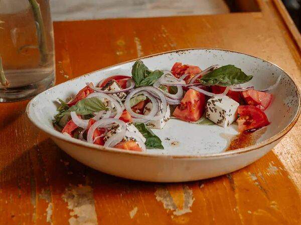 Паб 13 - Салат с розовыми кубанскими томатами и молодым сыром