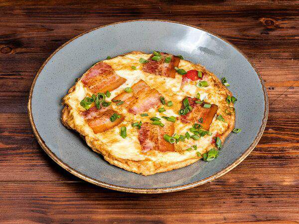 Трактир Колесо на Спасской - Омлет с беконом, томатами и зеленым луком