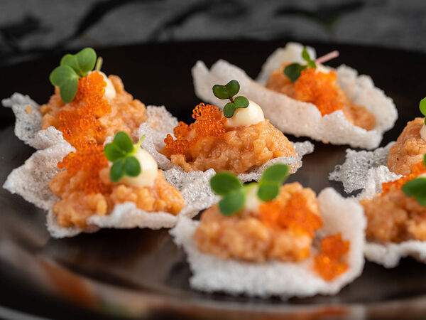 Umi asian kitchen & bar - Лосось на рисовых чипсах