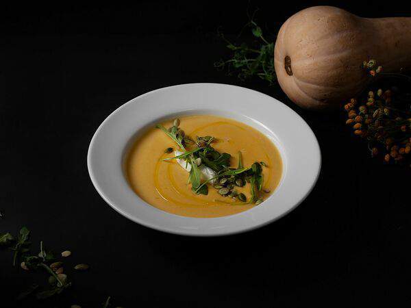 Four - Крем-суп из тыквы со сливочным сыром и рукколой
