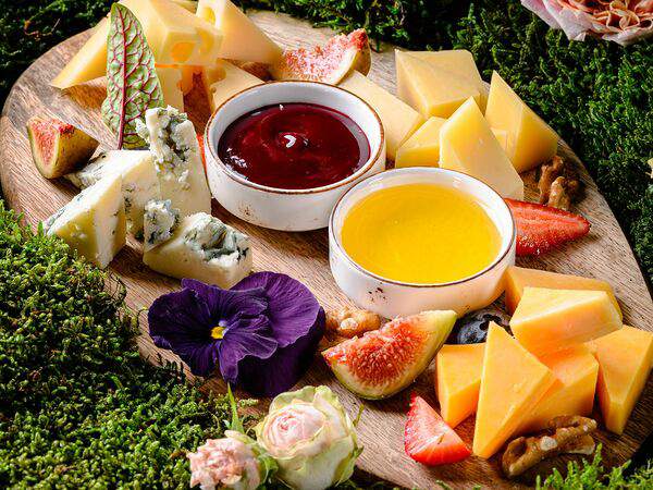 Капитал - Ассорти европейских сыров с ягодным соусом