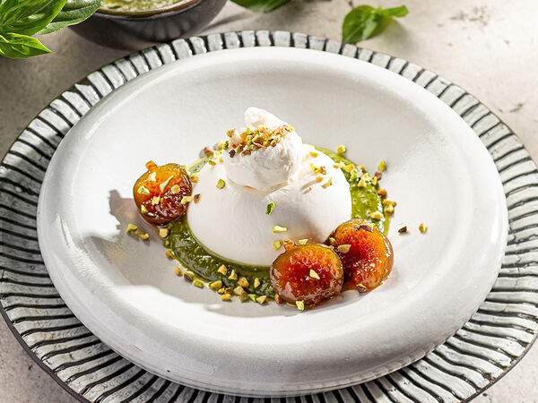 Урюк - Буррата с инжиром