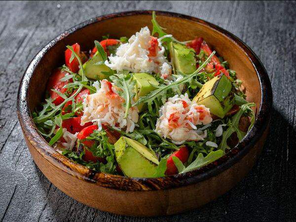 Fish Point - Салат из ароматных томатов с камчатским крабом и авокадо