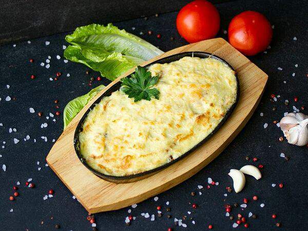 Кафе Арабелла - Сковородочка с картофелем, свининой, грибами и сыром