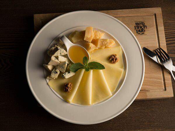 Red finch pub - Сырная тарелка