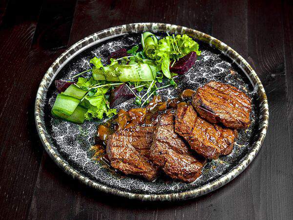 Территория - Медальоны из говядины с грибным соусом