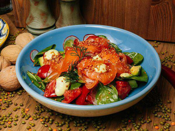 Южанин - С лососем слабой соли, авокадо и узбекскими помидорами