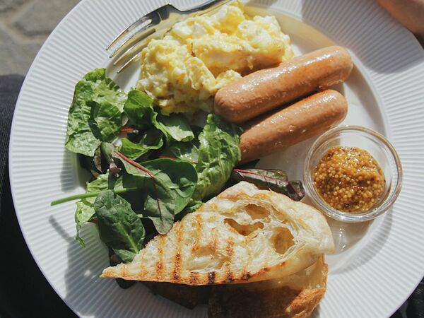 Фрай - Скрэмбл с колбасками и сыром пармезан