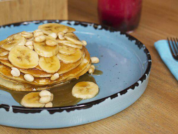 Coffee Cake - Панкейки с бананом, карамелью и арахисом