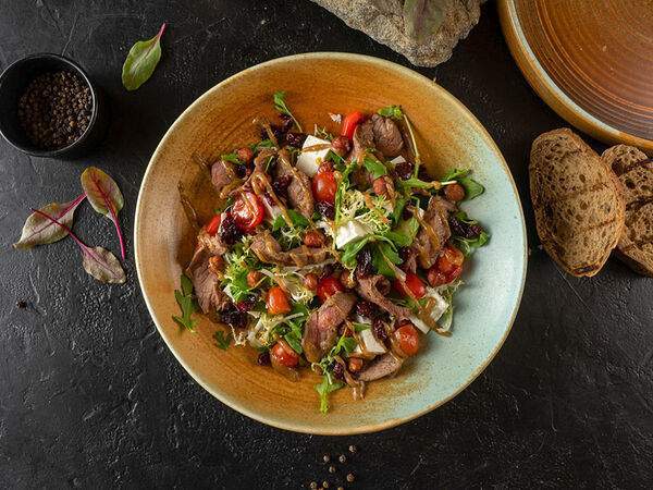 Golden Coffee - Салат с говядиной, сыром фета и овощами