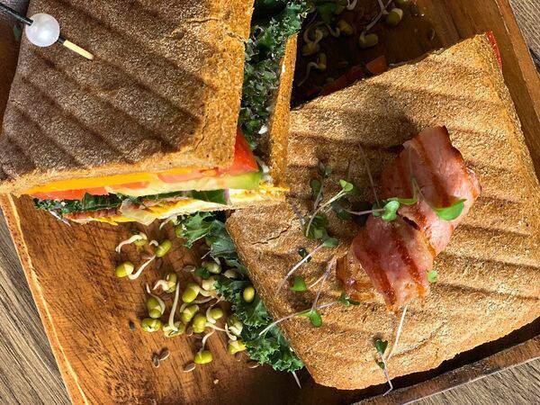 Latte Bar - Панини с курицей и беконом