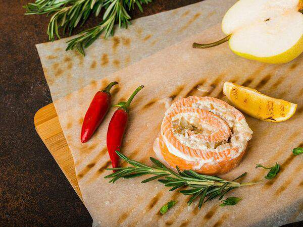 Fish & Grill - Рулет из форели с грушей, кедровым орехом и творожным сыром