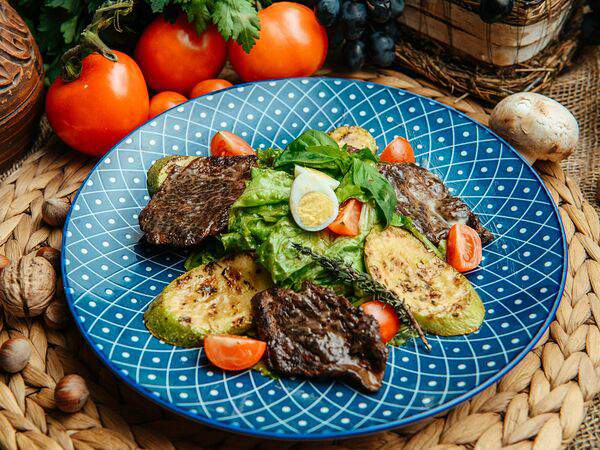 Hurma - Теплый салат с говяжьей вырезкой и цукини