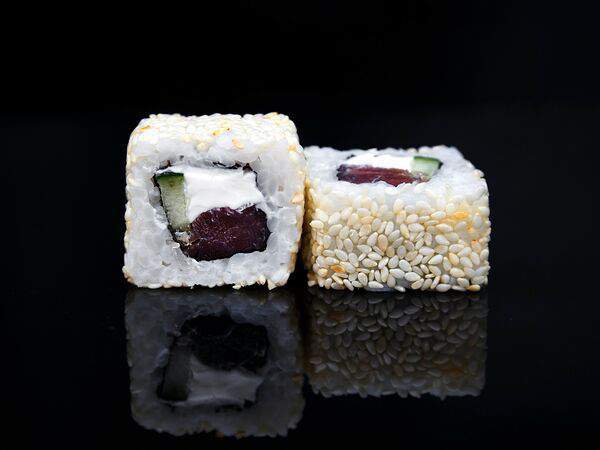 Сувлаки - Ролл с тунцом в кунжуте