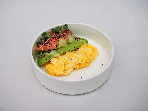 Coffeeline - кофе и еда - Яйца скрэмбл с лососем, авокадо и свежим огурцом