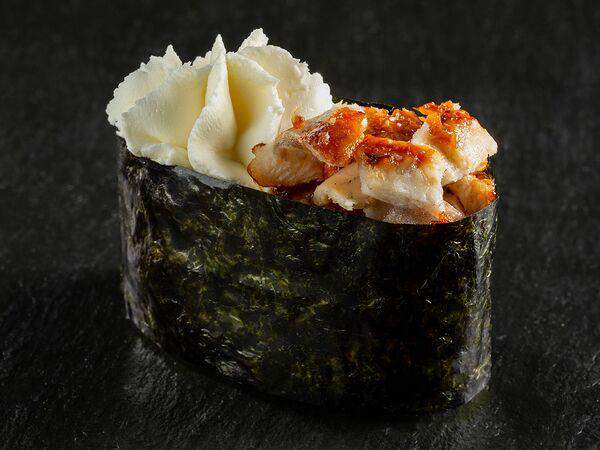 Okisushi - Гункан с угрем и сыром