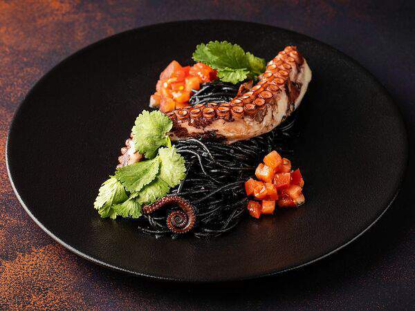 Tritonia - Черная паста с щупальцем осьминога