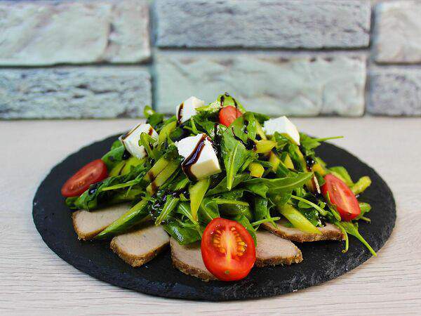 Bela Kava - Теплый салат с рукколой, бужениной и фетой