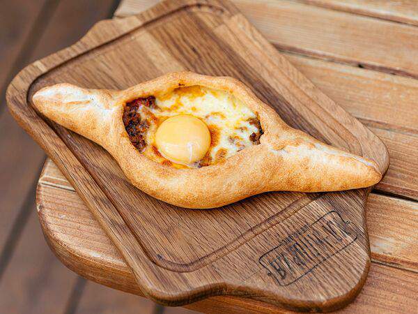 Хачапурия - Лодочка с мясом и сыром