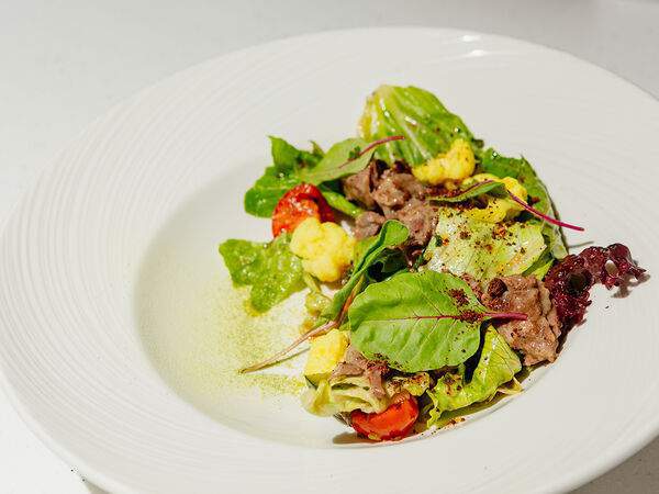 Утесов - Салат с рваной телятиной, острыми битыми огурцами и подмаринованной цветной капустой