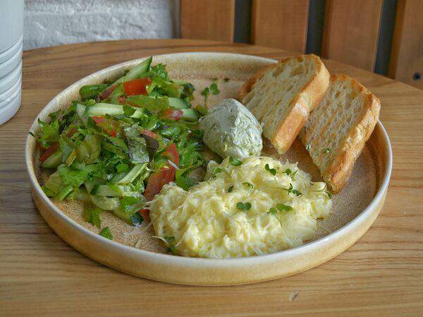 Кофейня Pankoff Bakery - Скрэмбл с салатом из свежих овощей, зеленым кремом и хрустящим тостом