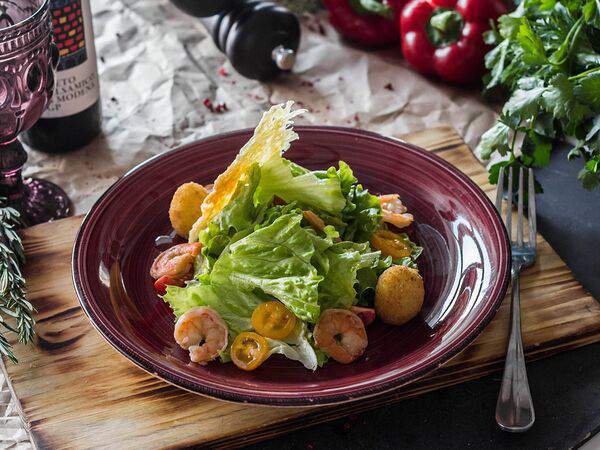 Volna - Цезарь с яйцом бенедикт и креветкой