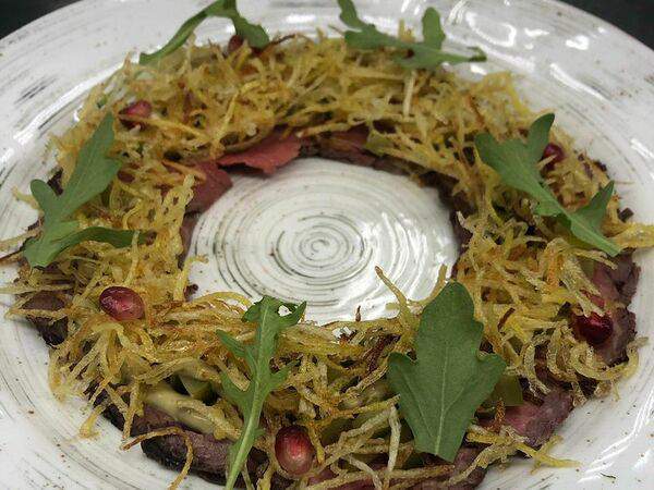 Dadli - Ростбиф из телятины с картофелем пай и маринованными огурчиками